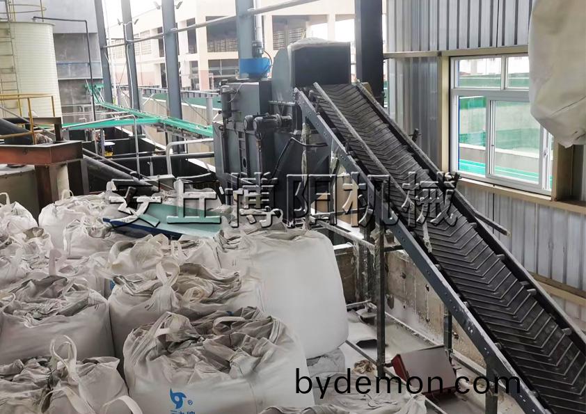 金属矿粉自动拆包机是怎样袋料分离的?